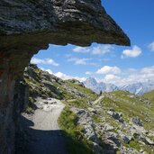 smt weg e karnischer hoehenweg bei hollbrucker spitze dahinter sextner dolomiten