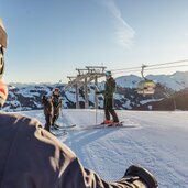 Familie beim Sonnenaufgang auf der Piste