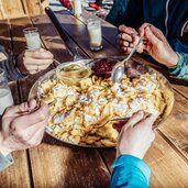 kaiserschmarren pfanne auf der urigen huette