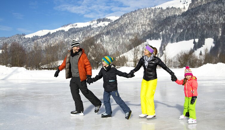 Eislaufen Schlittschuhfahren Winter Walchsee